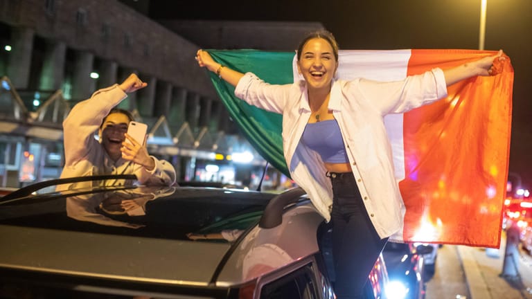 Die italienischen Fans feiern nach dem Sieg der Europameisterschaft am Hauptbahnhof. Der Arnulf-Klett-Platz wurde dabei überfüllt und musste gesperrt werden.
