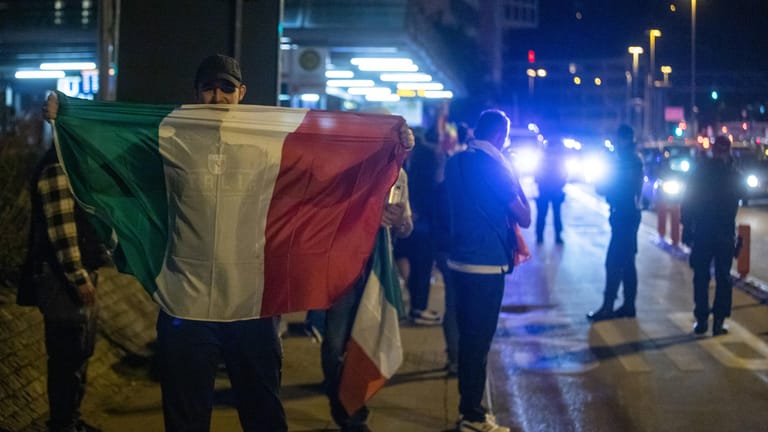 Fans stehen an der Straße neben dem Autokorso: In Stuttgart verliefen die Feiern nach dem Titel für Italien friedlich.
