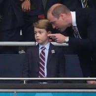 Prinz George mit seinem Vater William: Auch die Royals waren im Stadion.