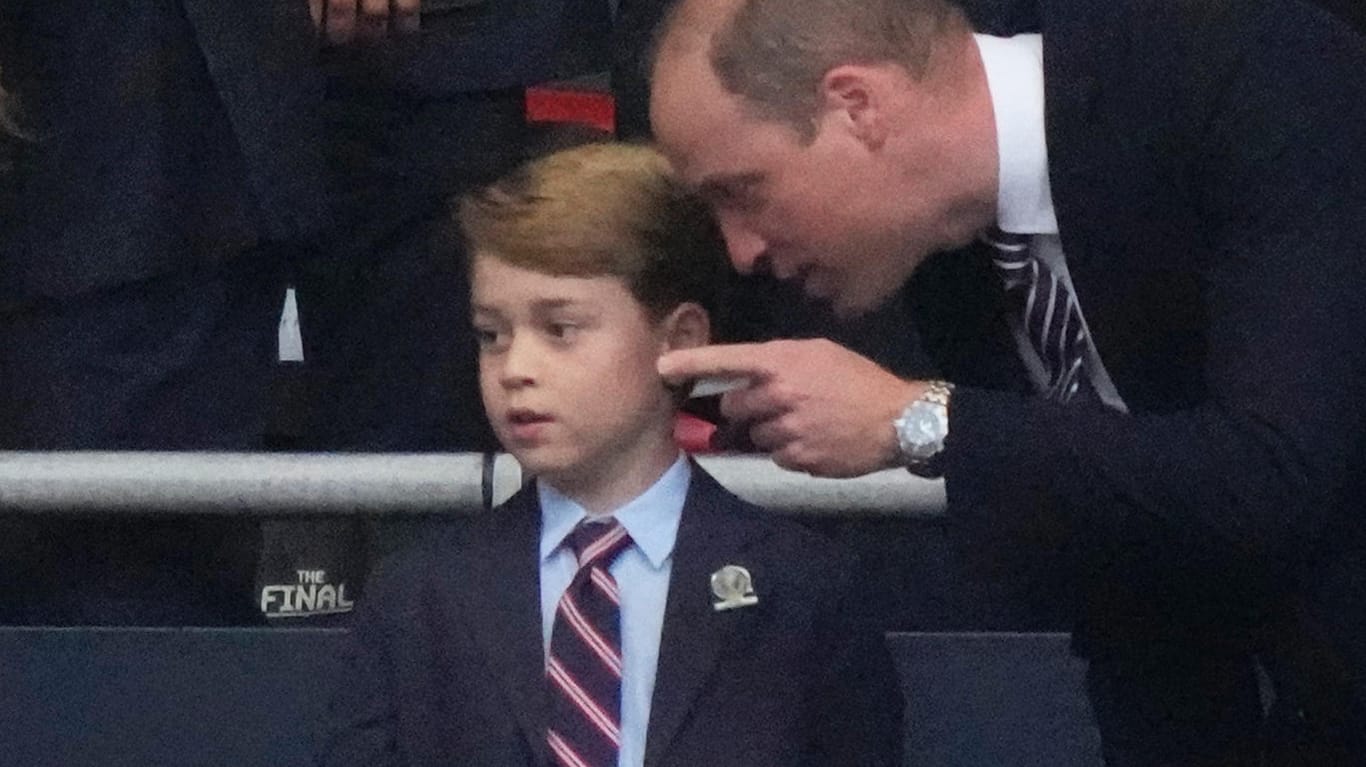 Prinz George mit seinem Vater William: Auch die Royals waren im Stadion.