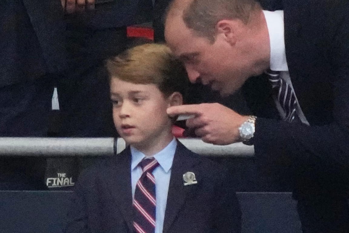 Prinz George mit seinem Vater William: Auch die Royals waren im Stadion.