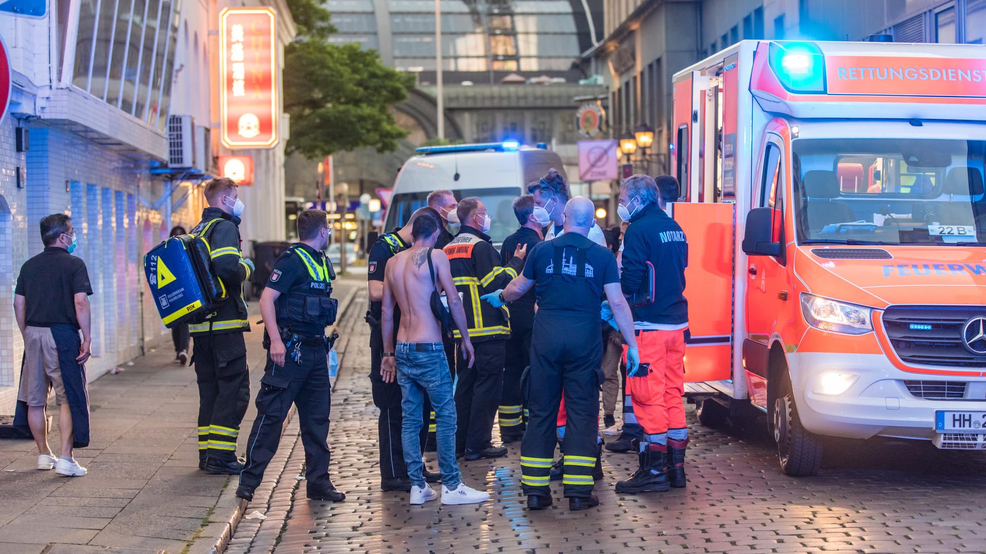 Polizei und Rettungskräfte sind am Einsatzort: Bei der Auseinandersetzung gab es vier Verletzte. Polizei und Rettungskräfte sind am Einsatzort: Bei der Auseinandersetzung gab es vier Verletzte.