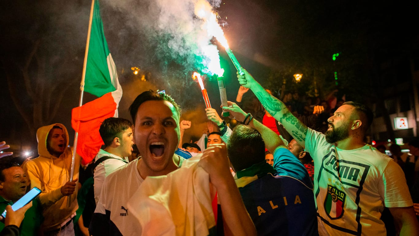 Fans feiern und zünden Pyrotechnik: In Köln entlud sich nach dem Final-Krimi die Spannung bei den Anhängern.