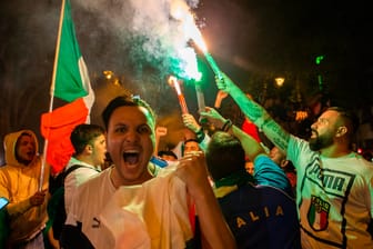 Fans feiern und zünden Pyrotechnik: In Köln entlud sich nach dem Final-Krimi die Spannung bei den Anhängern.