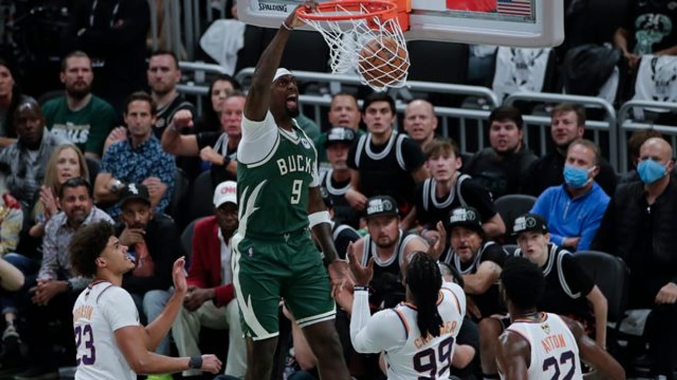 Bobby Portis (M) von den Milwaukee Bucks dunkt.