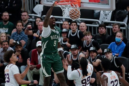 Bobby Portis (M) von den Milwaukee Bucks dunkt.