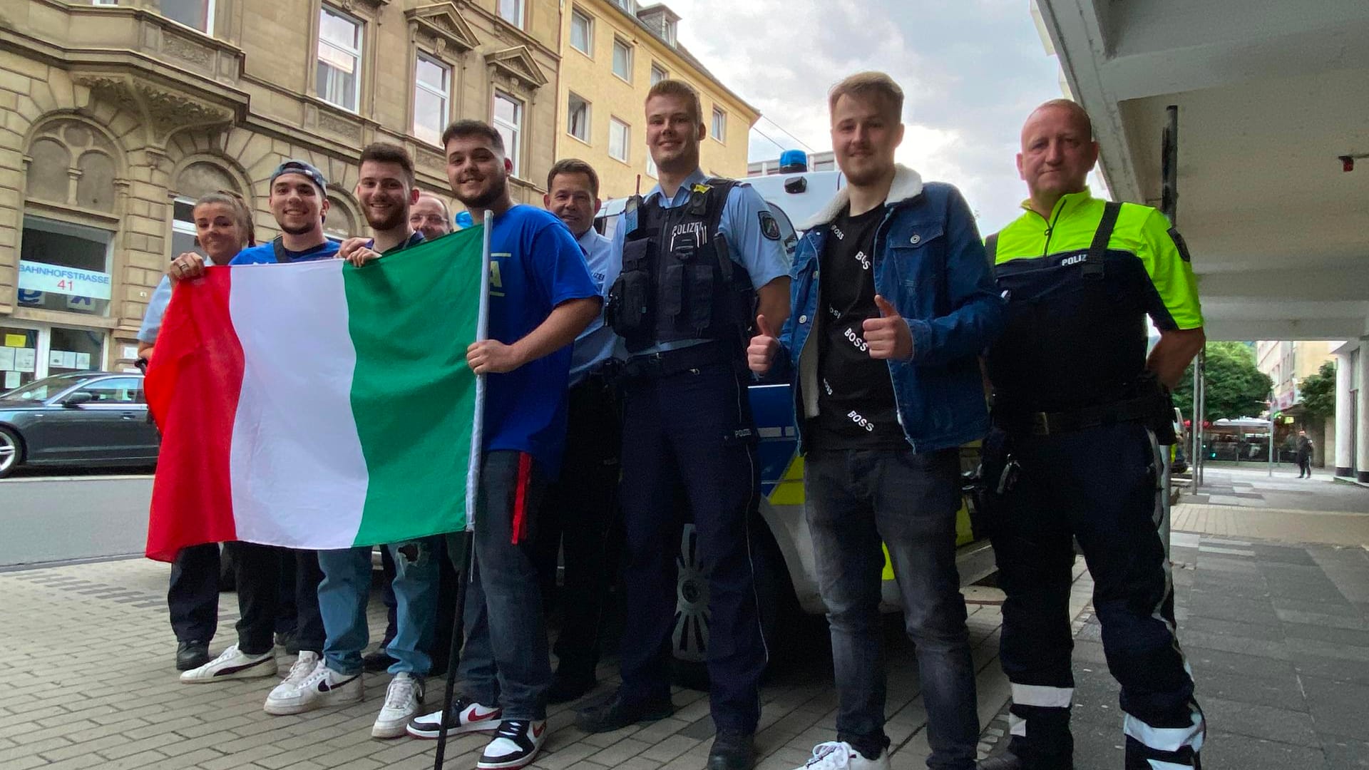 Die Polizei Hagen und italienische Fans: 10.000 Menschen waren auf den Straßen unterwegs und feierten friedlich.