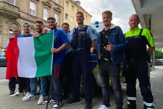 Die Polizei Hagen und italienische Fans: 10.000 Menschen waren auf den Straßen unterwegs und feierten friedlich.