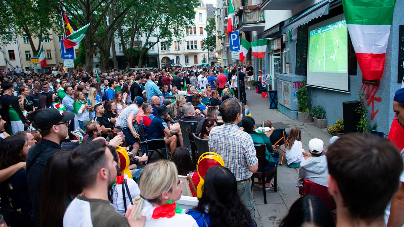 Gebannte Blicke auf den Bildschirm: Beim Public Viewing fieberten Fußball-Fans mit ihrer Mannschaft im EM-Finale mit.