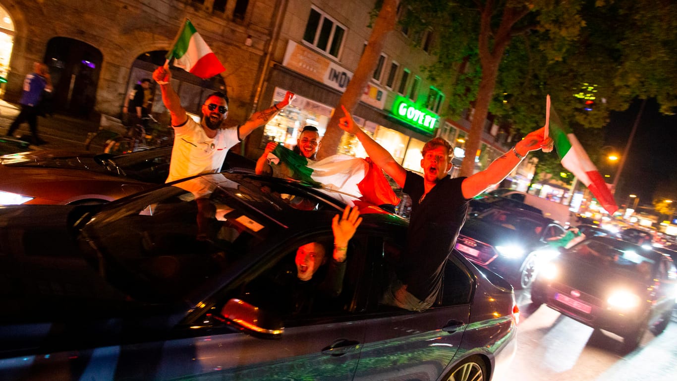 Italienische Euphorie: Nach dem Final-Krimi im Londoner Wembley-Stadion fuhren Fans im Autokorso über die Ringe.