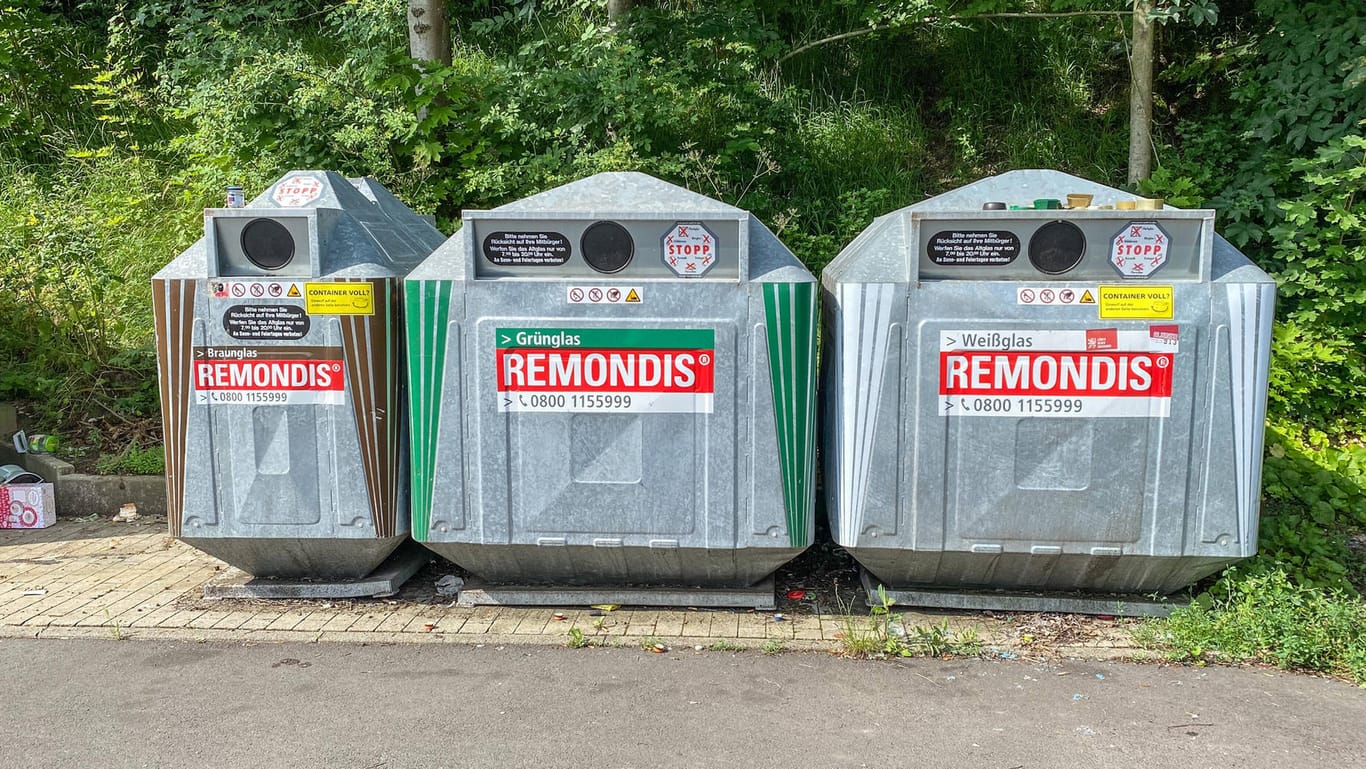 Glascontainer von Remondis (Symbolbild): Das Unternehmen führt in der Abfallbranche mit Abstand.