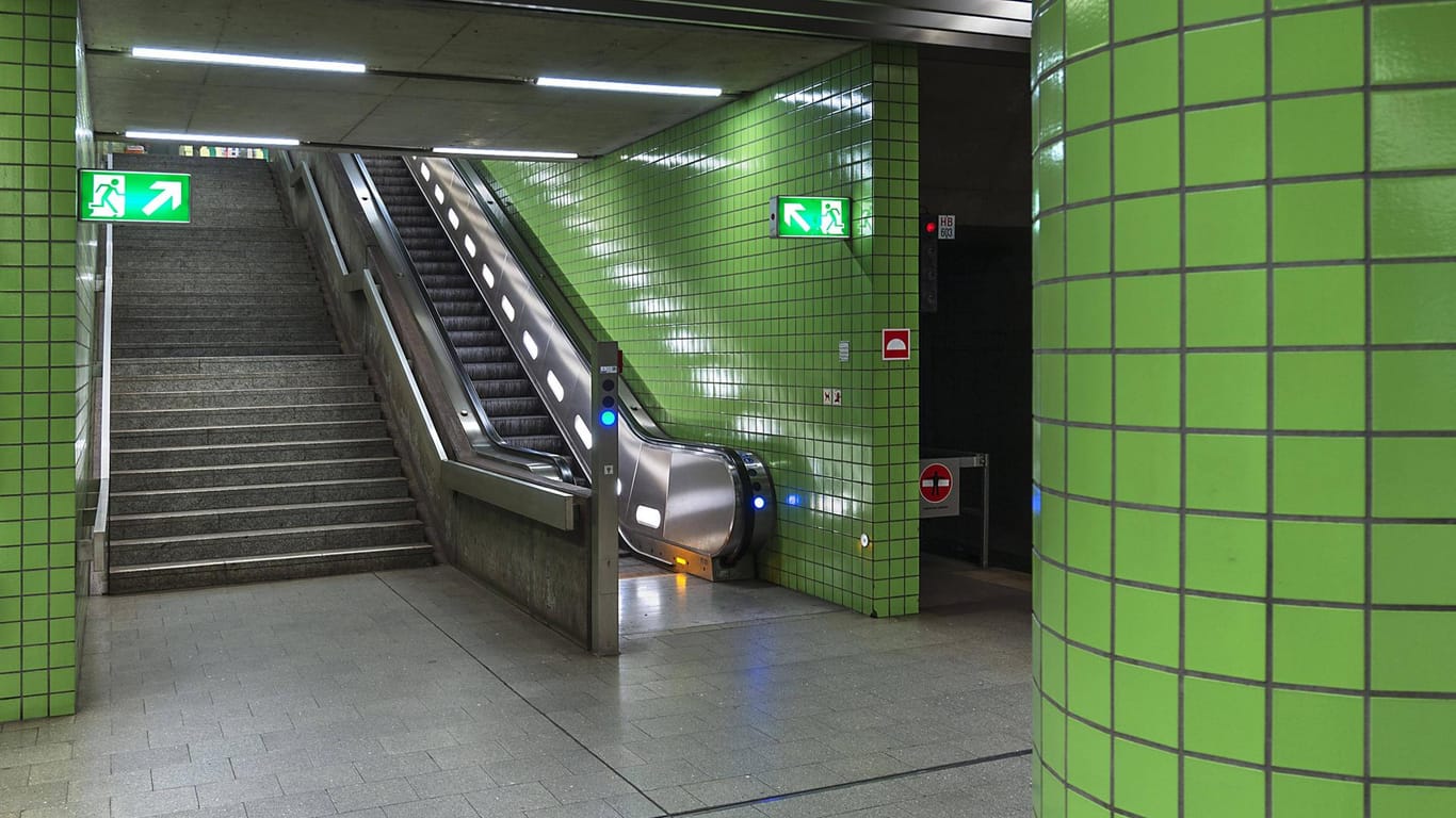 Treppenaufgang der U-Bahnstation Weißer Turm in Nürnberg (Archivbild): Auf der Rolltreppe kam es zu einem handgreiflichen Streit zwischen zwei Rentnern.