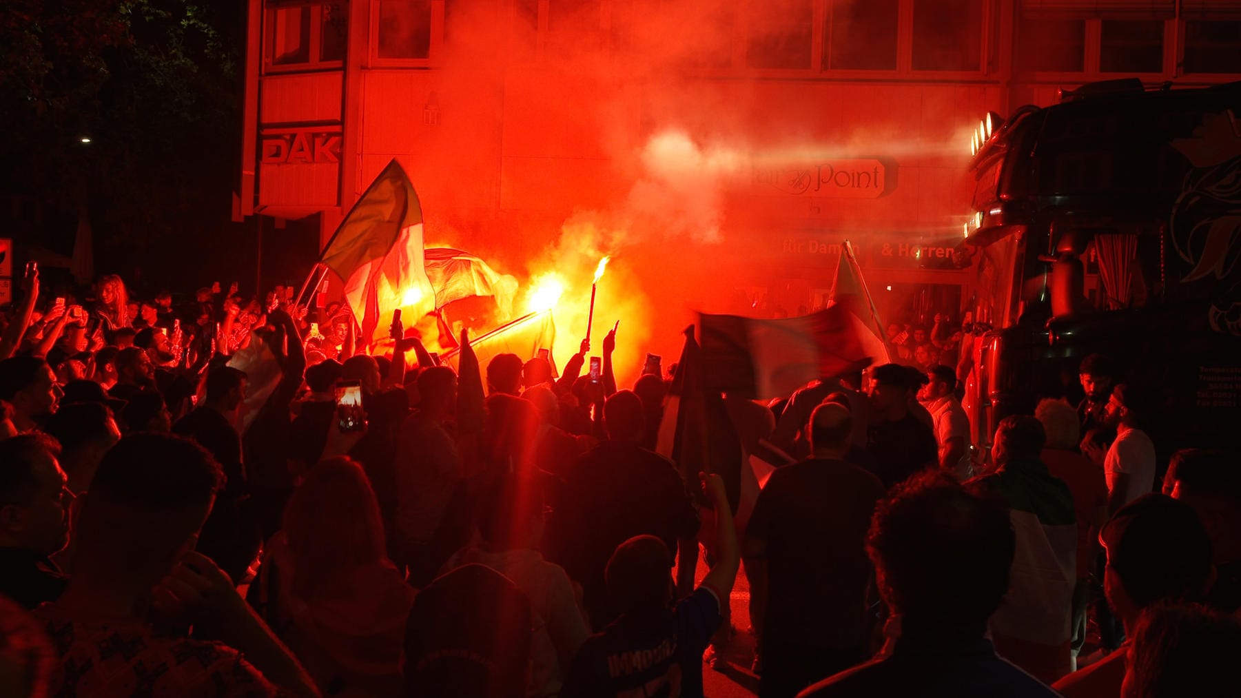 Nach EM-Triumph: Wie hier in Neuwied versammelt sich auch in Deutschland Tifosi und bejubelten die italienische Nationalmannschaft.