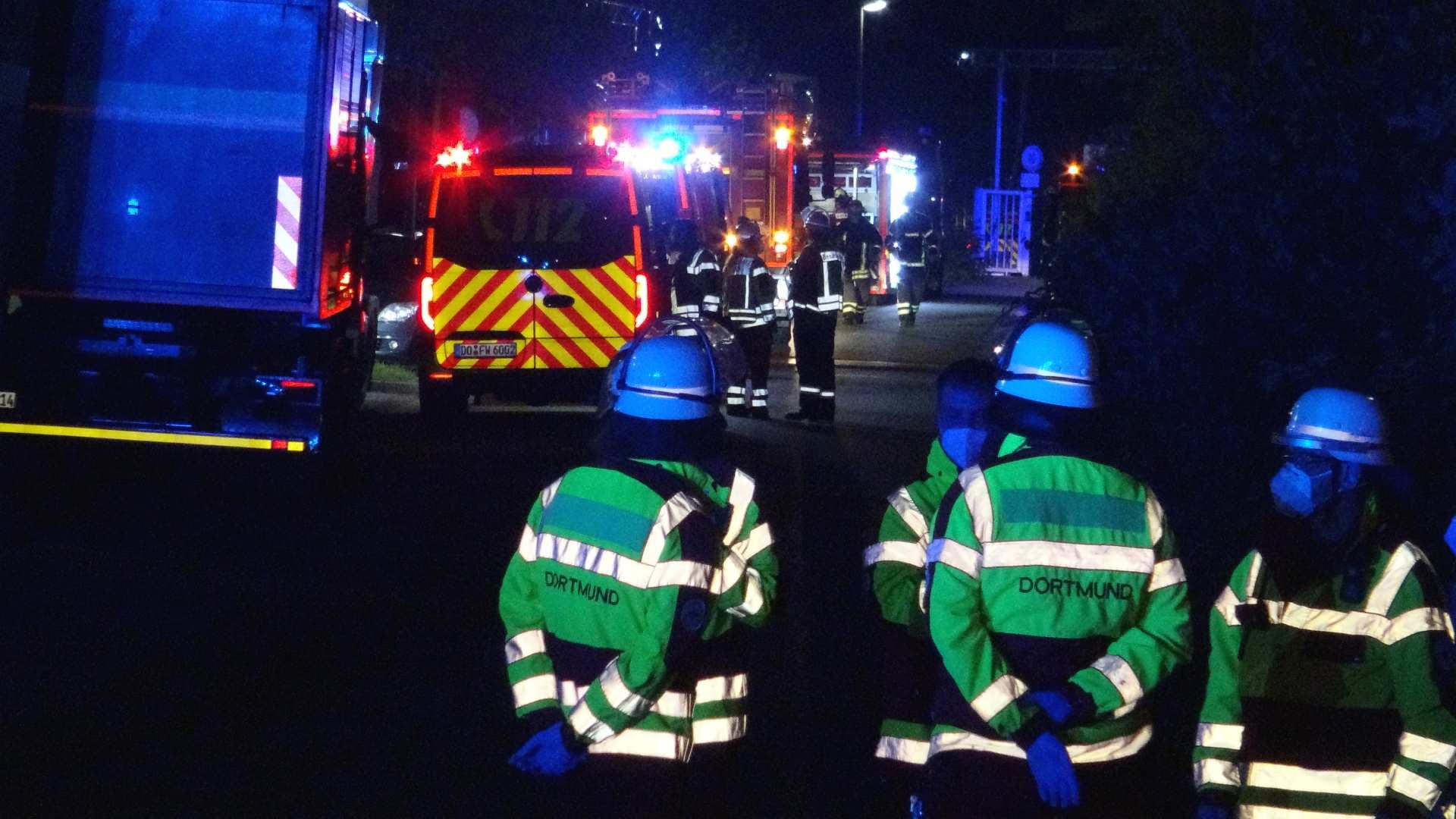 Einsatzkräfte vor der Speditionsfirma im Hafen: Dort ist ein Gefahrenstoff ausgetreten.