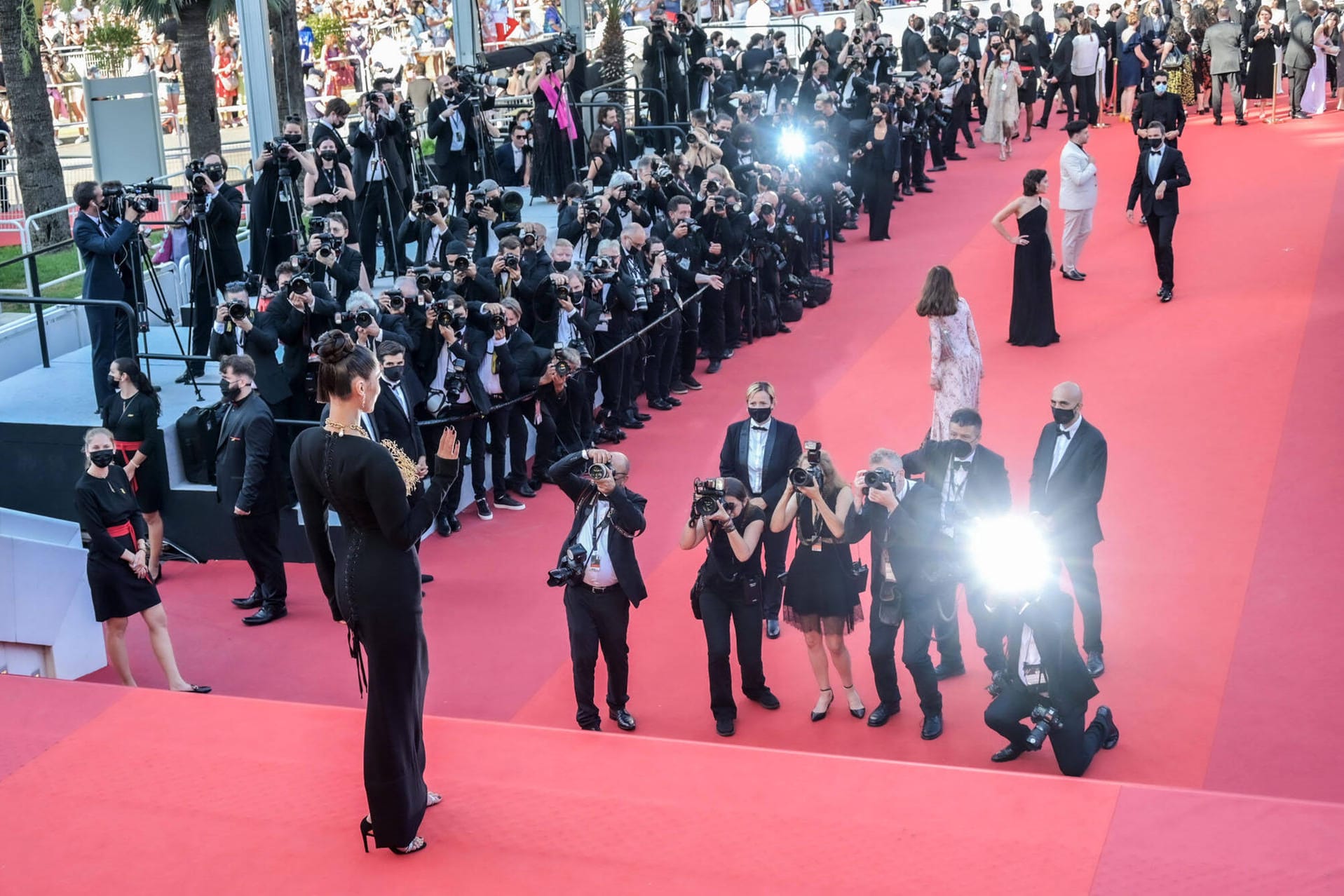 Bella Hadid: Das Model zog die Blicke mit einem ausgefallenen Kleid auf sich.