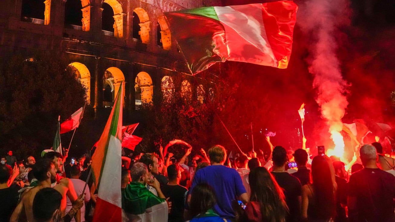Jubel in Rom: Vor dem antiken Kolosseum feierten Hunderte Fußballfans den EM-Titel der Italiener.