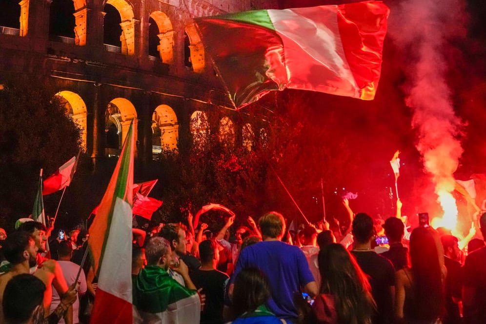 Jubel in Rom: Vor dem antiken Kolosseum feierten Hunderte Fußballfans den EM-Titel der Italiener.