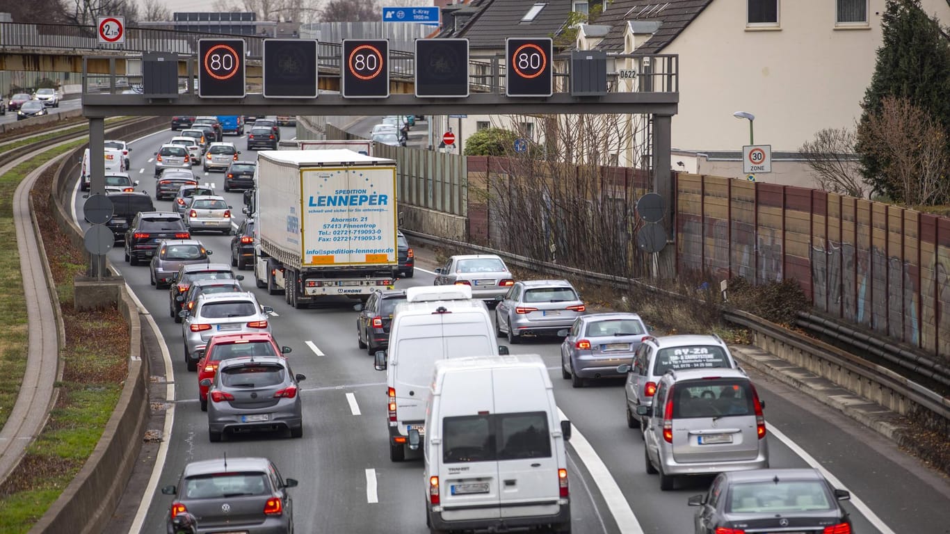 Stockender Verkehr auf der A40 vor der Ausfahrt Essen-Frillendorf: Wegen einer Baustelle an dieser Stelle hat es einen zehn Kilometer langen Stau gegeben.