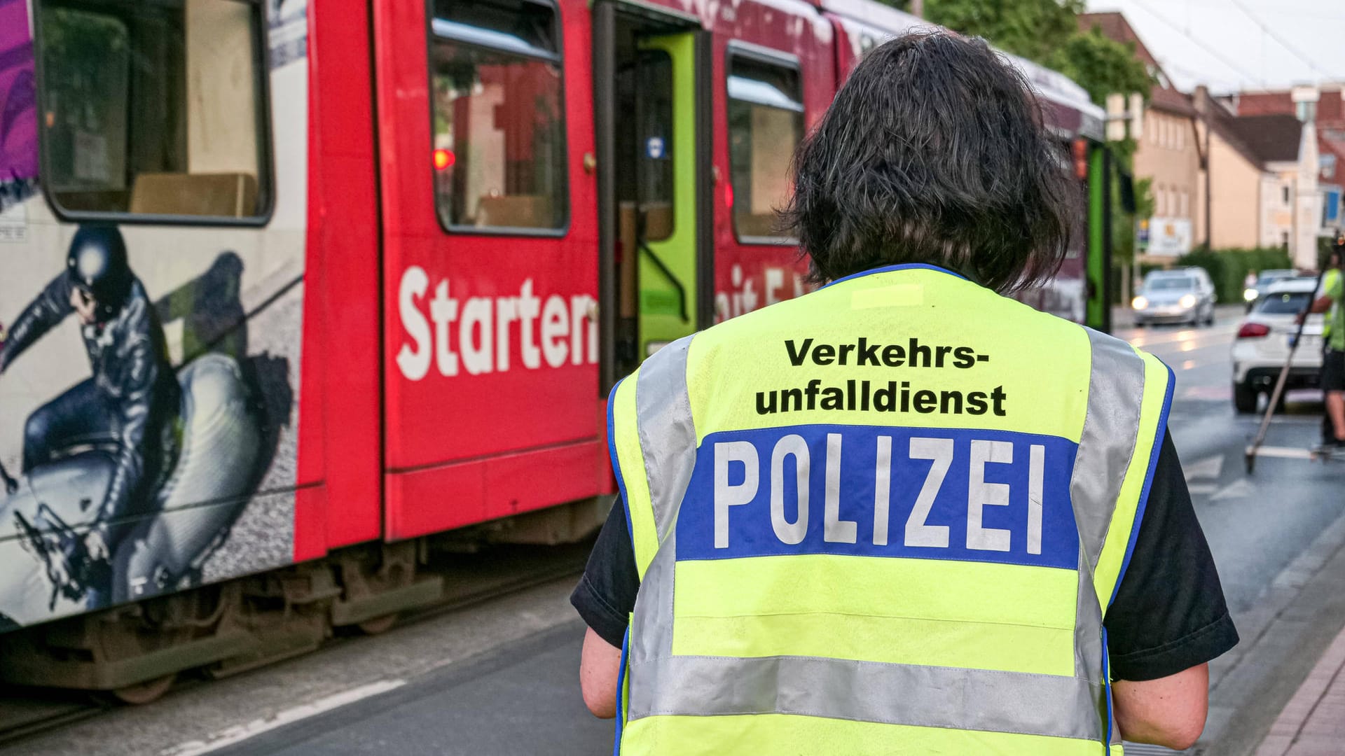 Ein Beamter der Polizei bei einem Einsatz nach einem Unfall in Hannover (Symbolbild): Die Frau war mit ihrem Fahrrad ins Schlenkern geraten. Ein Beamter der Polizei bei einem Einsatz nach einem Unfall in Hannover (Symbolbild): Die Frau war mit ihrem Fahrrad ins Schlenkern geraten.