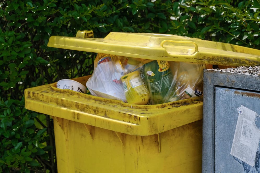 Eine volle Gelbe Tonne (Symbolbild): In München muss sich nun der Stadtrat mit einem möglichen Hol-System für Plastikabfall beschäftigen.