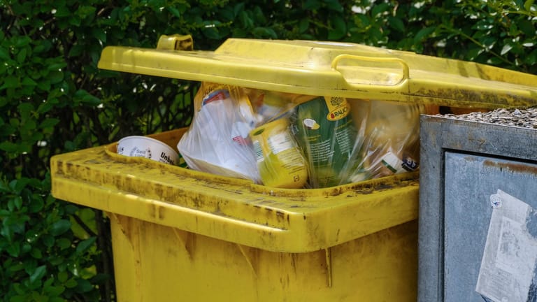 Eine volle Gelbe Tonne (Symbolbild): In München muss sich nun der Stadtrat mit einem möglichen Hol-System für Plastikabfall beschäftigen.