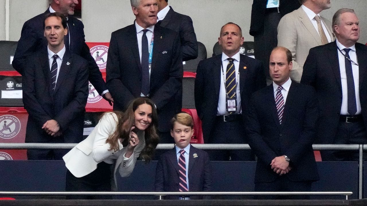 Prinz William (r) und seine Frau Kate mit dem kleinen Prinz George auf der Tribüne des Wembley-Stadions.