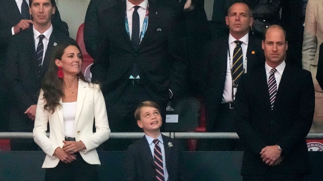 Der kleine Prinz George (m) mit Herzogin Kate und Prinz Wiliam bei EM-Finale in London.