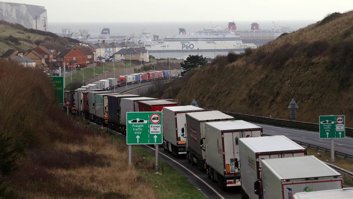 Lkw-Stau am Fährterminal von Dover (Archivbild): Der Brexit sorgte um den Jahreswechsel für viel Unmut bei den Spediteuren.