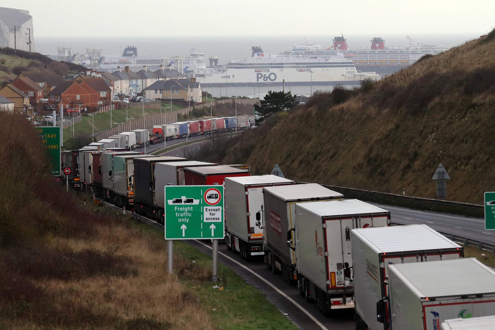 Lkw-Stau am Fährterminal von Dover (Archivbild): Der Brexit sorgte um den Jahreswechsel für viel Unmut bei den Spediteuren. Lkw-Stau am Fährterminal von Dover (Archivbild): Der Brexit sorgte um den Jahreswechsel für viel Unmut bei den Spediteuren.
