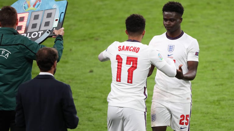 England-Stars: Jadon Sancho (vo.) und Bukayo Saka wurden nach ihren Fehlschüssen im EM-Finale in Sozialen Medien rassistisch beleidigt. (Archivbild)