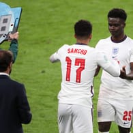 England-Stars: Jadon Sancho (vo.) und Bukayo Saka wurden nach ihren Fehlschüssen im EM-Finale in Sozialen Medien rassistisch beleidigt. (Archivbild)