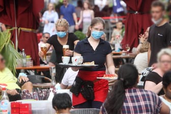 Eine Kellnerin mit Maske (Symbolbild): Im Dienstleistungssektor sind noch 38,5 Prozent der Beschäftigten im Homeoffice.