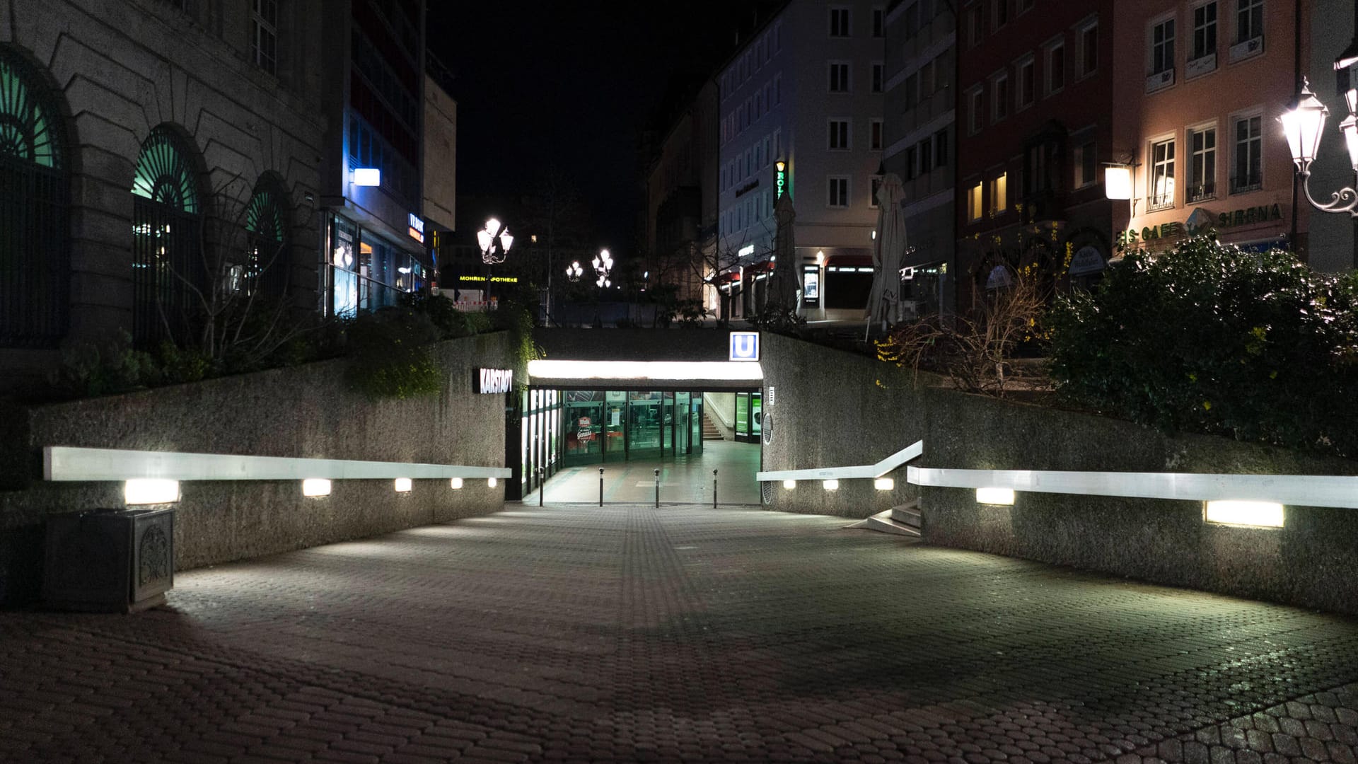 Der U-Bahnhof Lorenzkirche bei Nacht (Archivbild): Auf der Nürnberger U1 gibt es wegen Bauarbeiten Störungen.