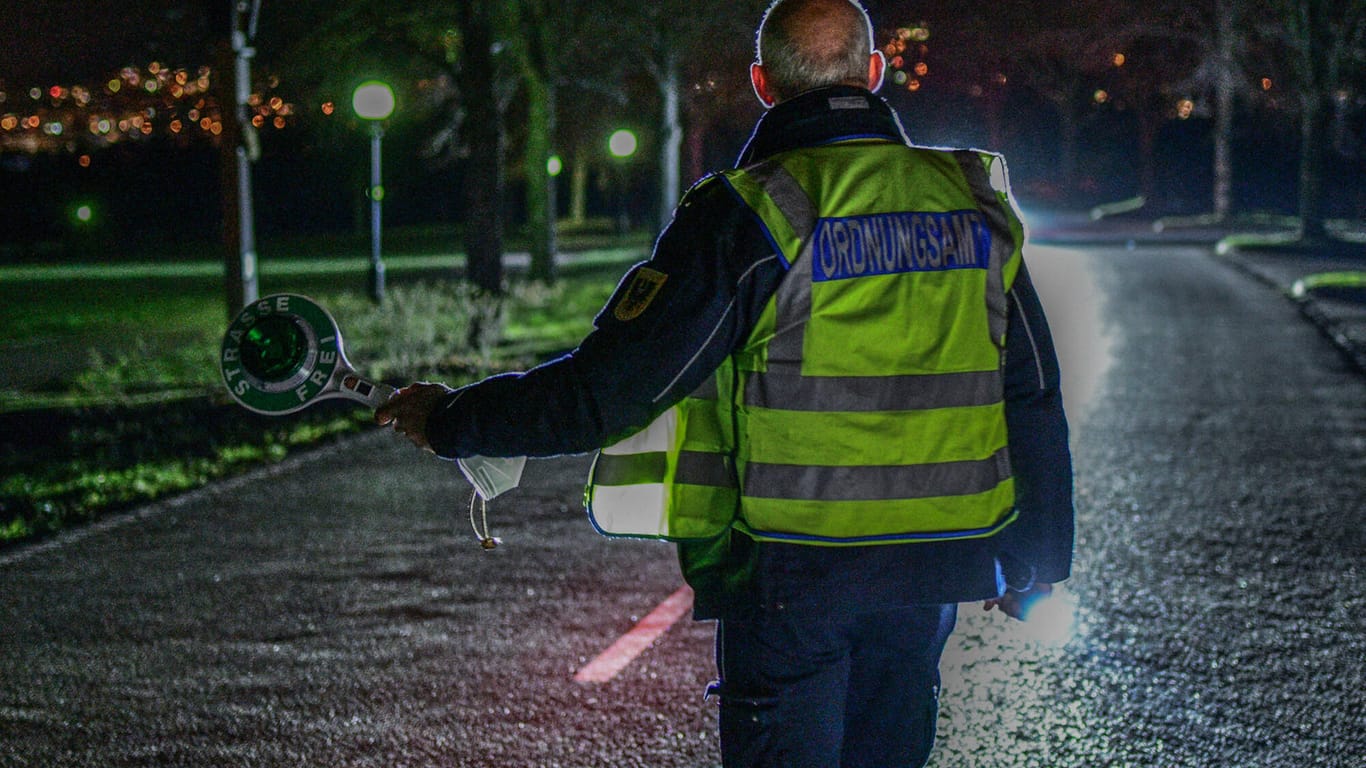 Ein Mitarbeiter des Ordnungsamts hält einen Pkw an (Symbolbild): Die Mainzer Polizei zieht nach Auto-Poser-Kontrollen am Freitagabend Bilanz.