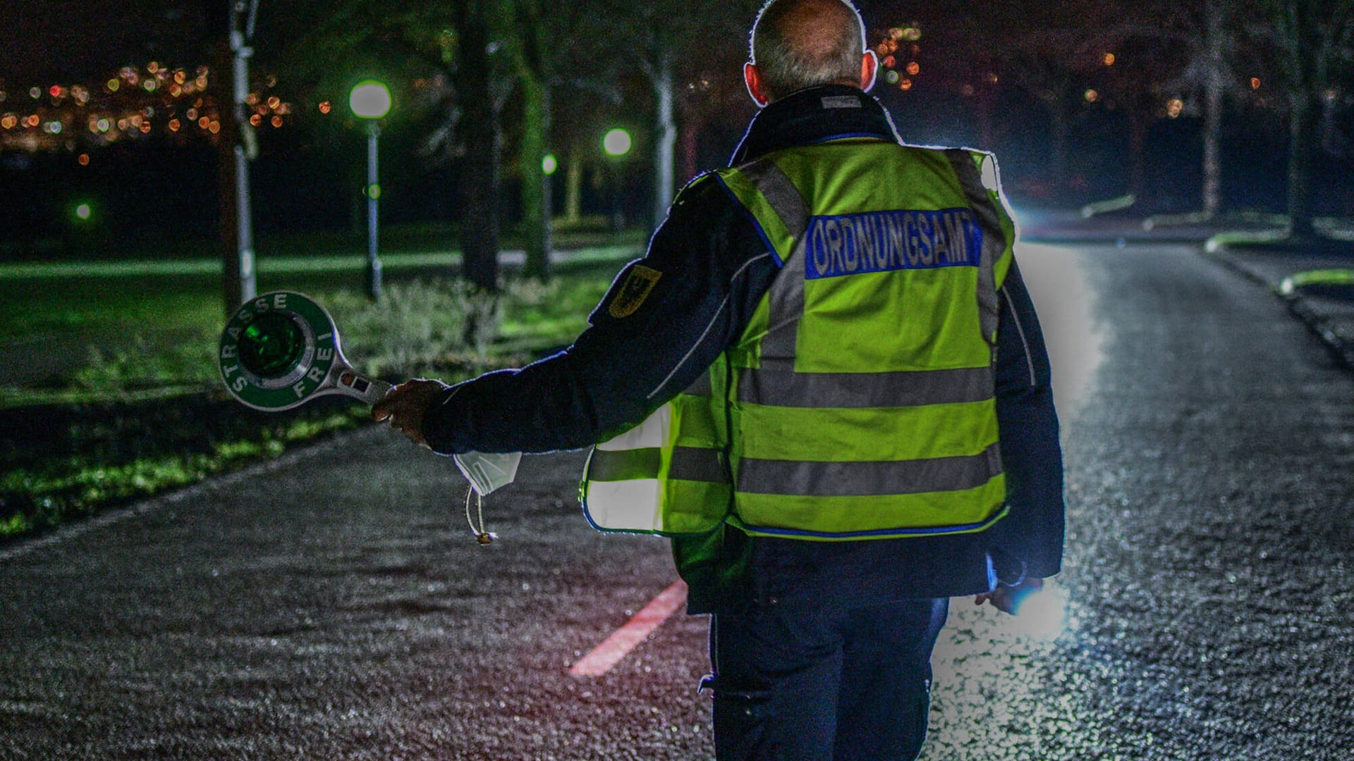 Ein Mitarbeiter des Ordnungsamts hält einen Pkw an (Symbolbild): Die Mainzer Polizei zieht nach Auto-Poser-Kontrollen am Freitagabend Bilanz. Ein Mitarbeiter des Ordnungsamts hält einen Pkw an (Symbolbild): Die Mainzer Polizei zieht nach Auto-Poser-Kontrollen am Freitagabend Bilanz.