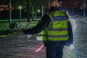 Ein Mitarbeiter des Ordnungsamts hält einen Pkw an (Symbolbild): Die Mainzer Polizei zieht nach Auto-Poser-Kontrollen am Freitagabend Bilanz.