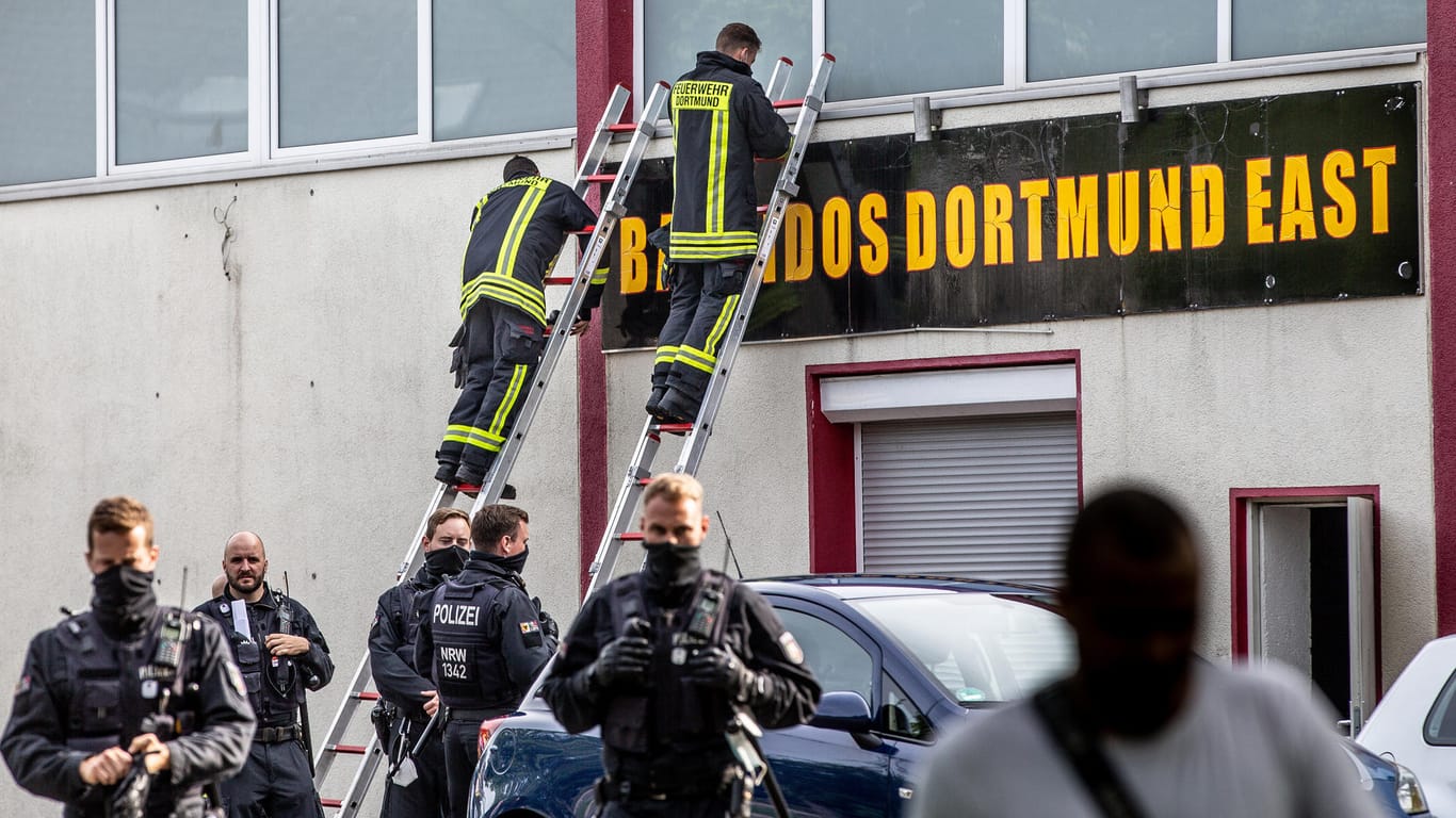Nach Bandidos-Verbot: Feuerwehrleute entfernen Schilder am Vereinsheim in Dortmund.