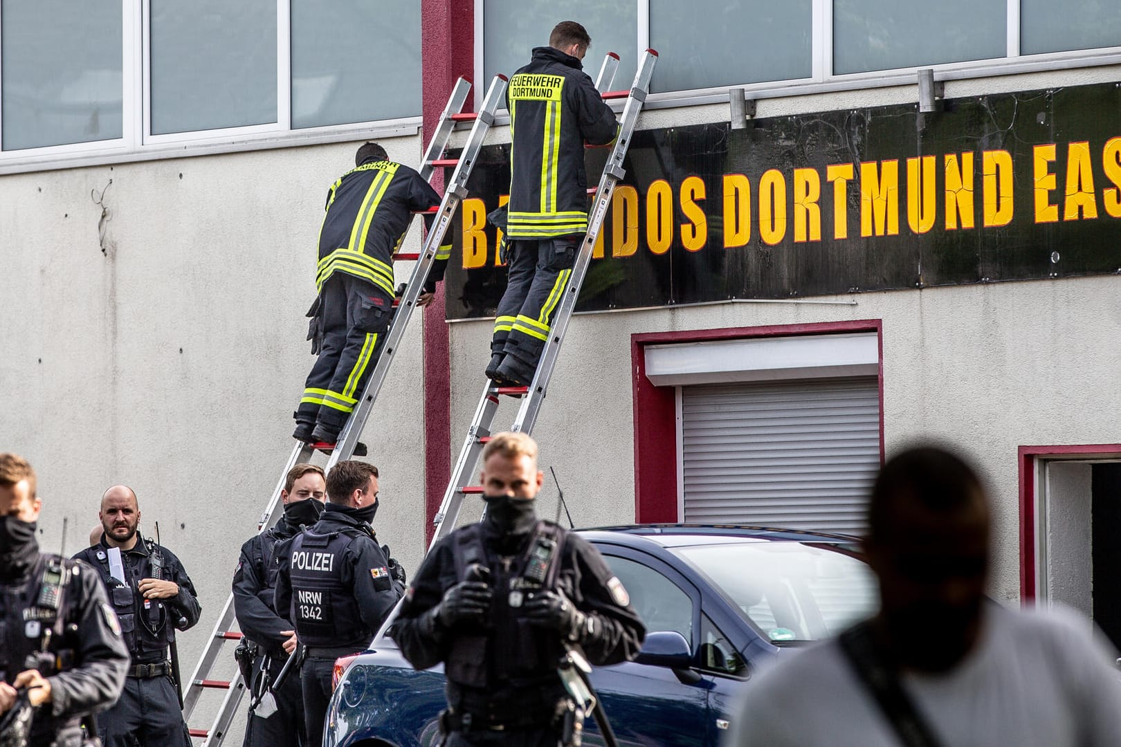 Nach Bandidos-Verbot: Feuerwehrleute entfernen Schilder am Vereinsheim in Dortmund.