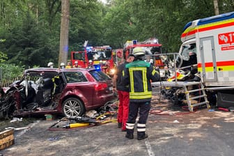 Rettungswagen kollidiert mit Auto - drei Verletzte