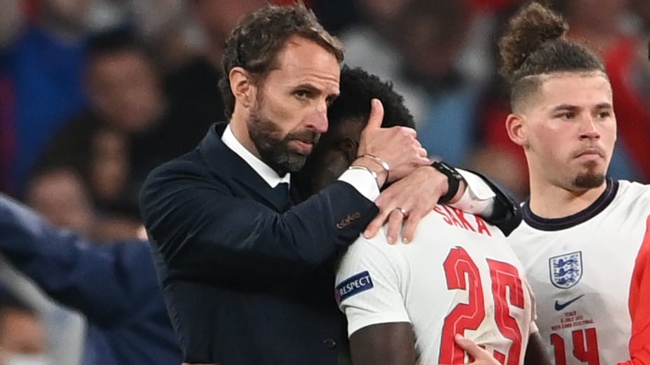 Nach dem Elfmeterschießen tröstete Gareth Southgate (l.) Pechvogel Bukayo Saka.