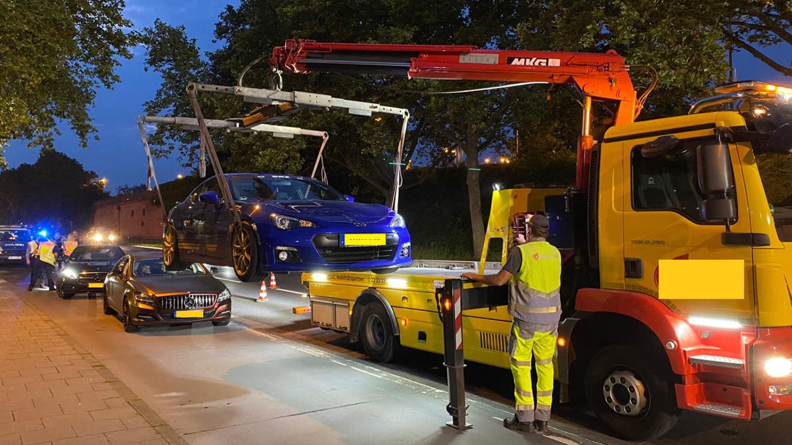 Hier ist die Betriebserlaubnis erloschen: Nach der Beanstandung durch die Polizei wird ein Auto abgeschleppt.