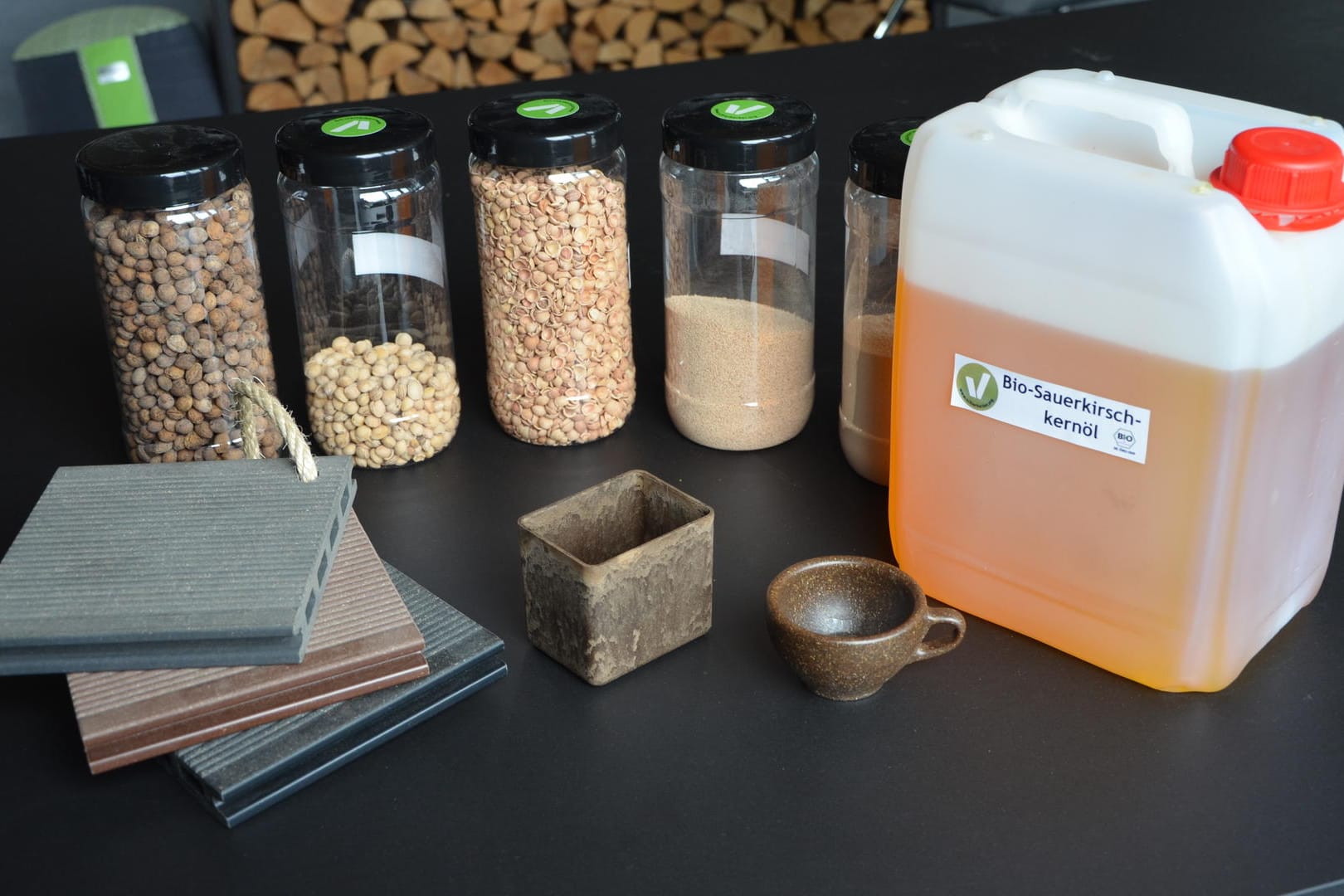 Vom Kirschkern zum fertigen Produkt: Aus Kirschkernen kann etwa Öl für Kosmetik gewonnen werden, oder die Schalen werden zum Grundstoff für Gefäße wie Tassen.