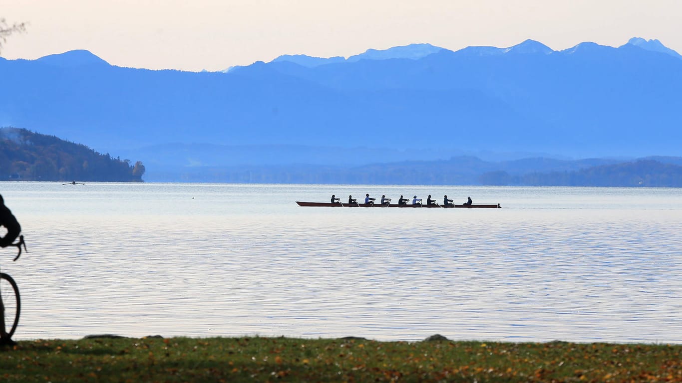 Ein Ruderboot auf dem Starnberger See (Symbolbild): Im Prozess um einen tödlichen Ruderunfall eines 13-Jährigen hat die Staatsanwaltschaft Geldstrafen gefordert.