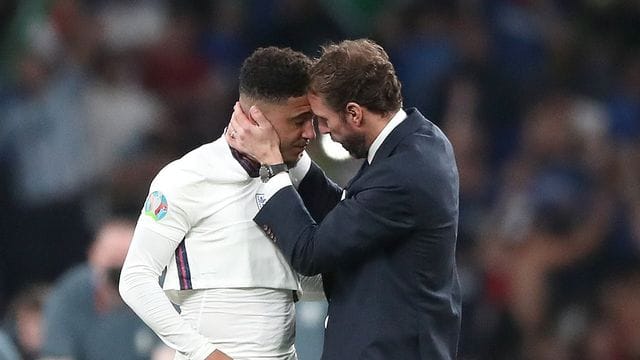 England-Coach Gareth Southgate spendet Trost für Jadon Sancho nach dessen verschossenen Elfmeter.