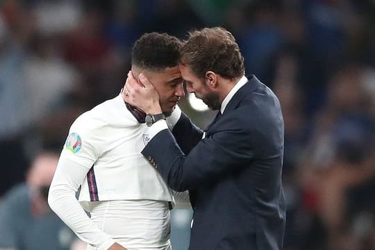 England-Coach Gareth Southgate spendet Trost für Jadon Sancho nach dessen verschossenen Elfmeter.