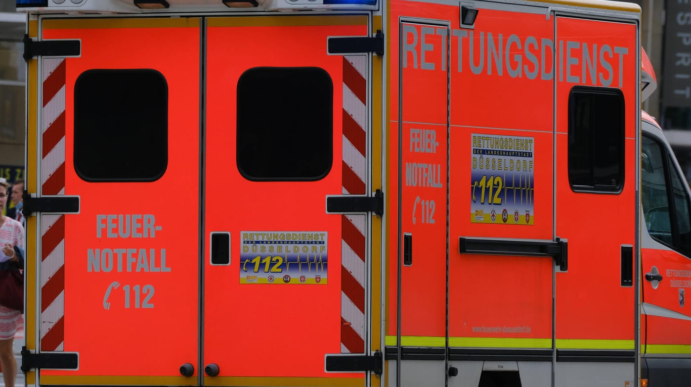 Rettungswagen (Symbolbild): In Thüringen verlor ein Mann bei einer Prügelei ein Stück seines Ohrs.