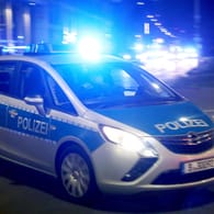 Ein Berliner Streifenwagen im Einsatz (Symbolbild): Die Polizei konnte in Charlottenburg die Chaos-Fahrt eines führerscheinlosen Manns beenden.