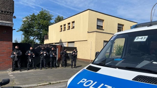 Bewaffnete Polizisten stehen vor einem Vereinsheim der "Bandidos"