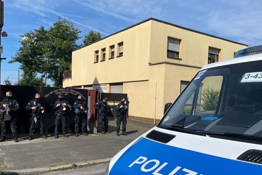 Bewaffnete Polizisten stehen vor einem Vereinsheim der "Bandidos"