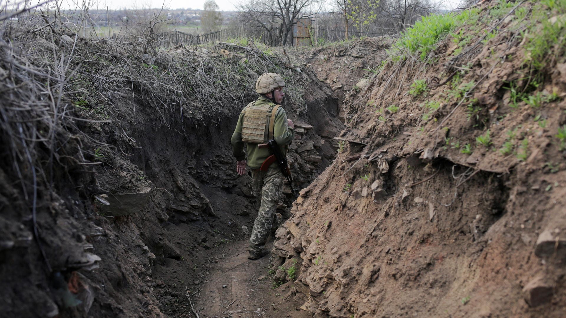 Ukrainischer Soldat im Grenzgebiet zu der von Rebellen kontrollierten Stadt Donezk: Der Konflikt kostete bereits mehr als 13.000 Menschen das Leben. Ukrainischer Soldat im Grenzgebiet zu der von Rebellen kontrollierten Stadt Donezk: Der Konflikt kostete bereits mehr als 13.000 Menschen das Leben.